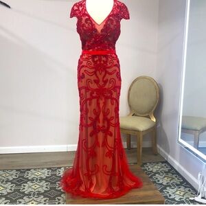 Couture
Embroidered Illusion Fantasy Evening Dress by MNM size20